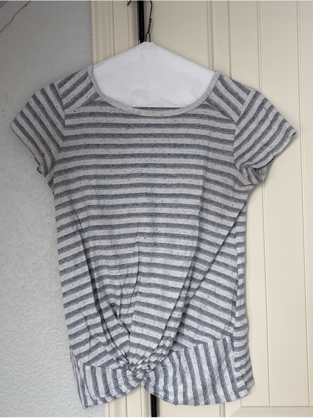 Striped Twist-Front Maternity Women's Tee - Blue/White